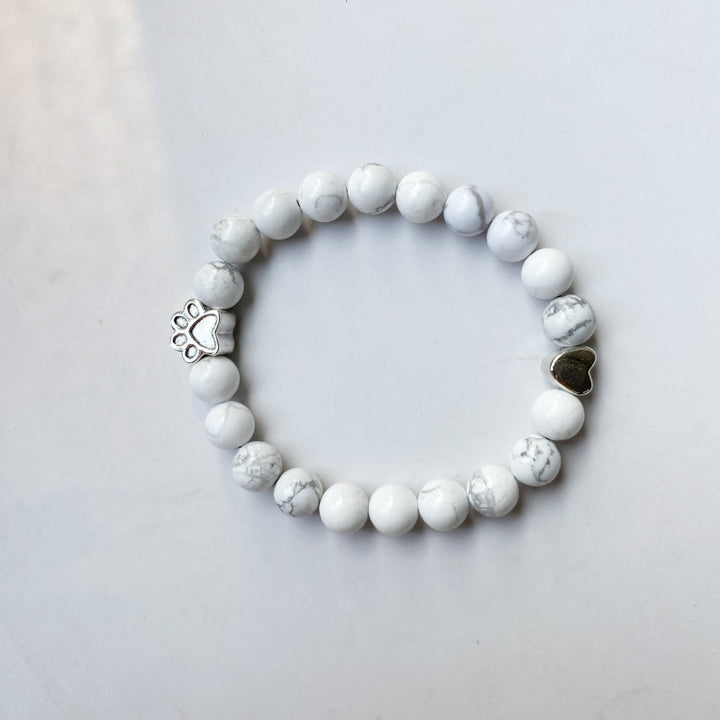 Naturlig Ädelstensarmband med Tass- och Hjärt Charm – Handgjort Design