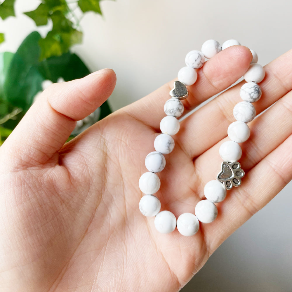 Naturlig Ädelstensarmband med Tass- och Hjärt Charm – Handgjort Design
