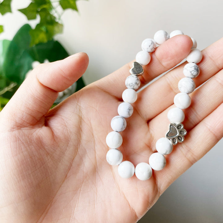 Naturlig Ädelstensarmband med Tass- och Hjärt Charm – Handgjort Design