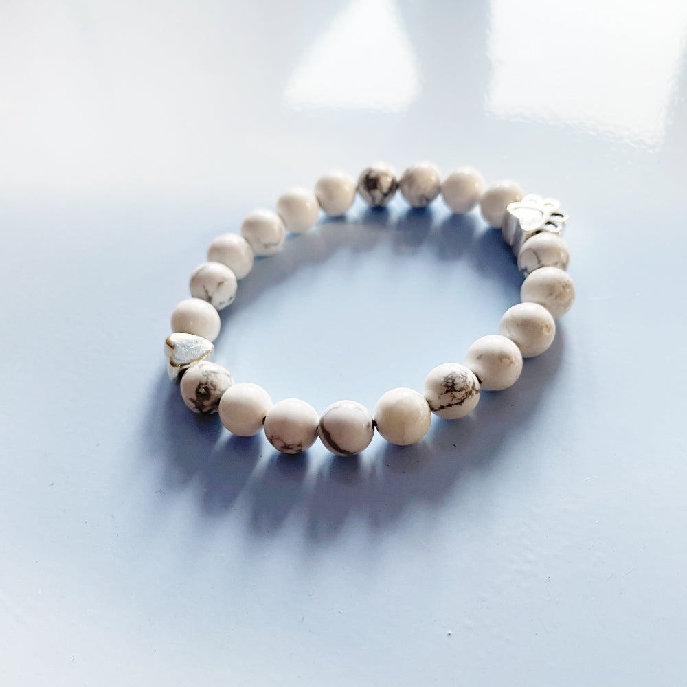 Naturlig Ädelstensarmband med Tass- och Hjärt Charm – Handgjort Design
