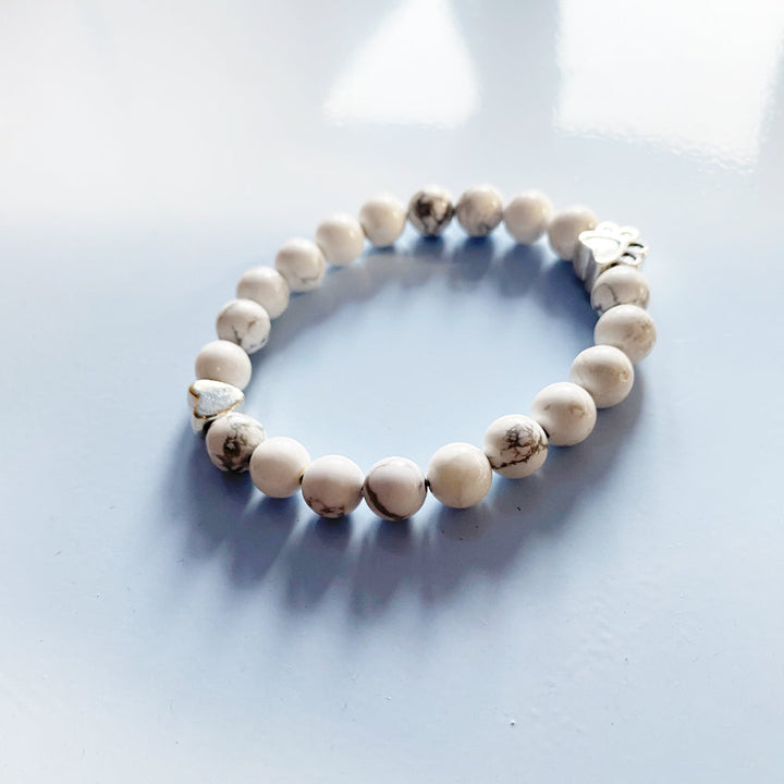 Naturlig Ädelstensarmband med Tass- och Hjärt Charm – Handgjort Design