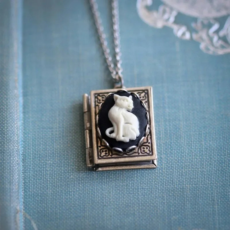 Vintage Kattbok Pendant Halsband – Roterande Sidodesign