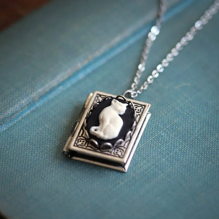 Vintage Kattbok Pendant Halsband – Roterande Sidodesign