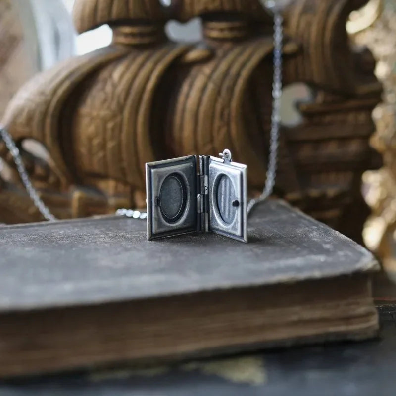 Vintage Kattbok Pendant Halsband – Roterande Sidodesign