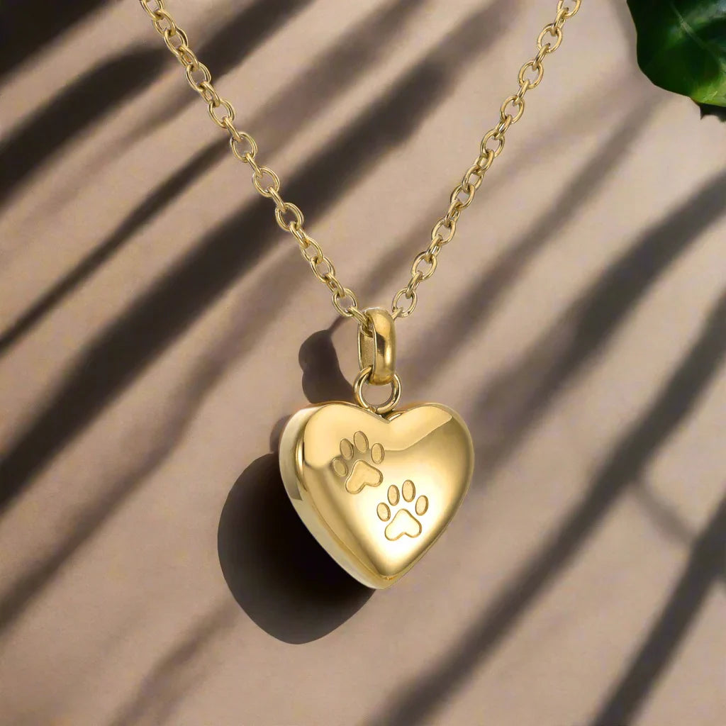 Djurs dödsminnes urna halsband – Hjärtformad hängsmycke med tassgravyr