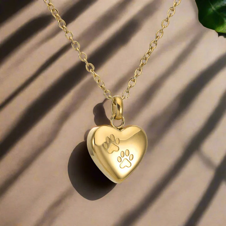Djurs dödsminnes urna halsband – Hjärtformad hängsmycke med tassgravyr