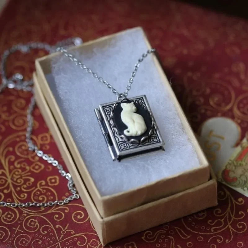 Vintage Kattbok Pendant Halsband – Roterande Sidodesign