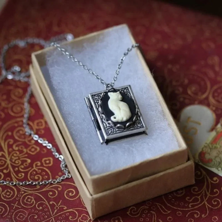 Vintage Kattbok Pendant Halsband – Roterande Sidodesign