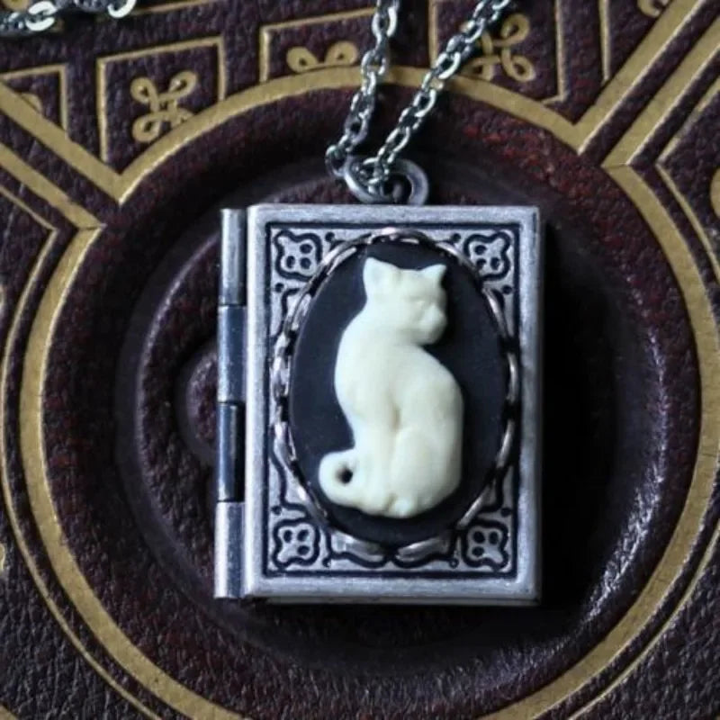 Vintage Kattbok Pendant Halsband – Roterande Sidodesign